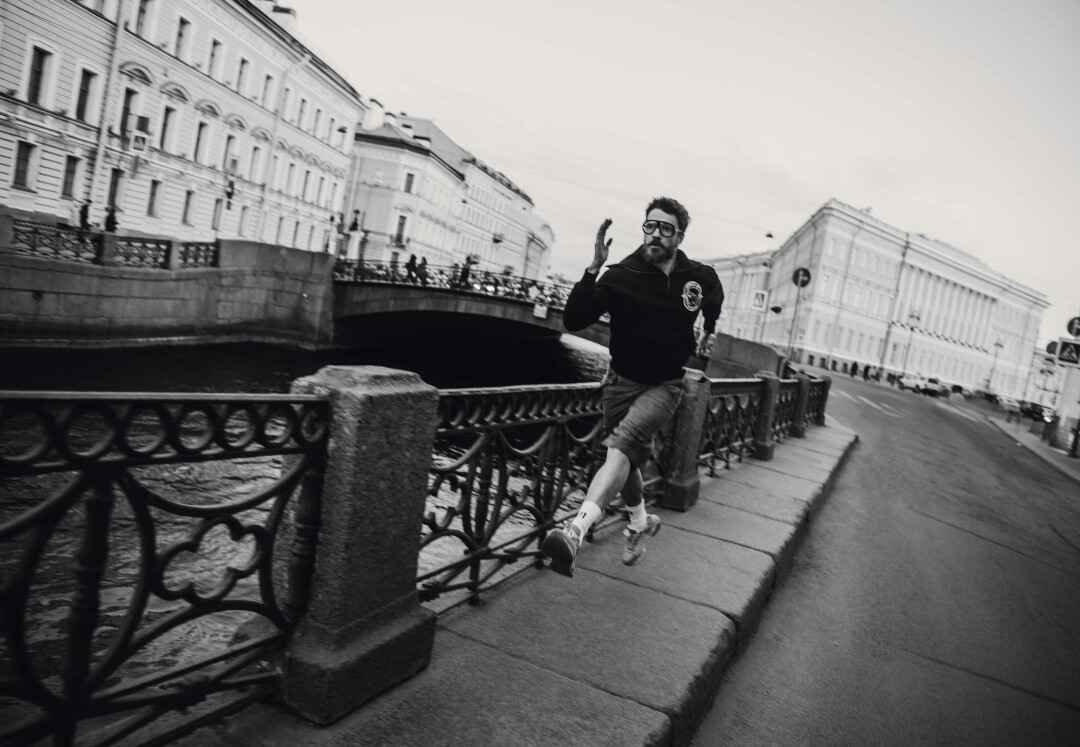 На Максиме: очки TOM FORD (Optics Gallery), пуловер и шорты HOUSE OF LEO