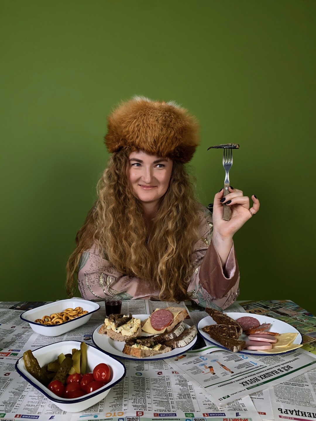 Лучшая закуска, по мнению Карины Карелиной, — шпроты! На Карине: халат и брюки HOUSE OF LEO