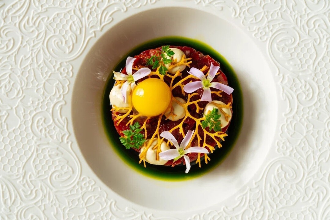 Тартар из говядины с кремом из артишоков и лактоферментированным чесноком, чипсом из тыквы