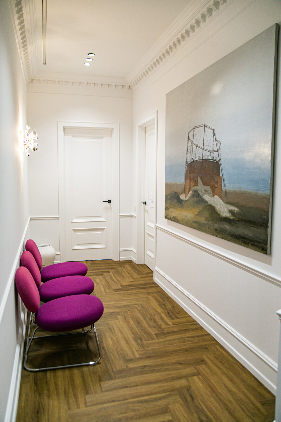 на стене работа художника Павла Отдельного "Руины. Газгольдер"