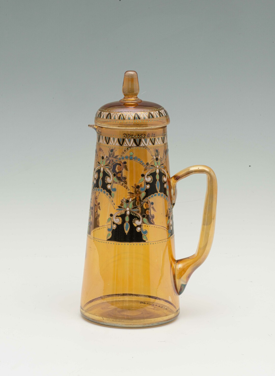 Кувшин. Россия, Дятьковский хрустальный завод. По рисунку Е. М. Бём. Стекло, эмаль, 1890-е гг.