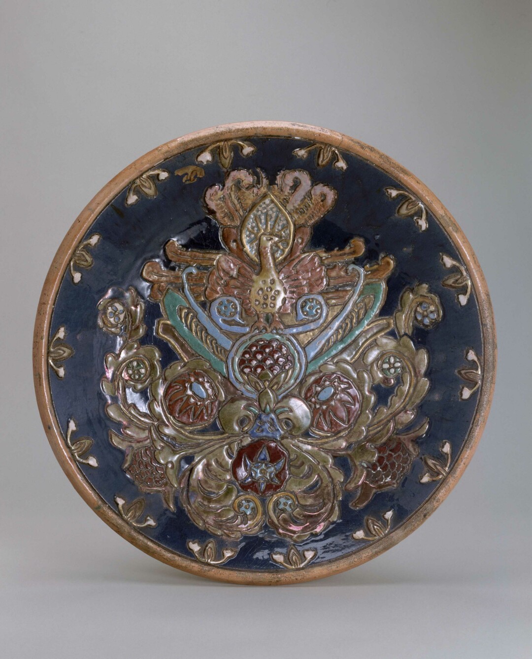 Блюдо. Проект А. Я Головина. Абрамцево. Художественно-гончарный завод. Мастер — П. К. Ваулин. Майолика, цветные глазури, 1899–1901 гг.