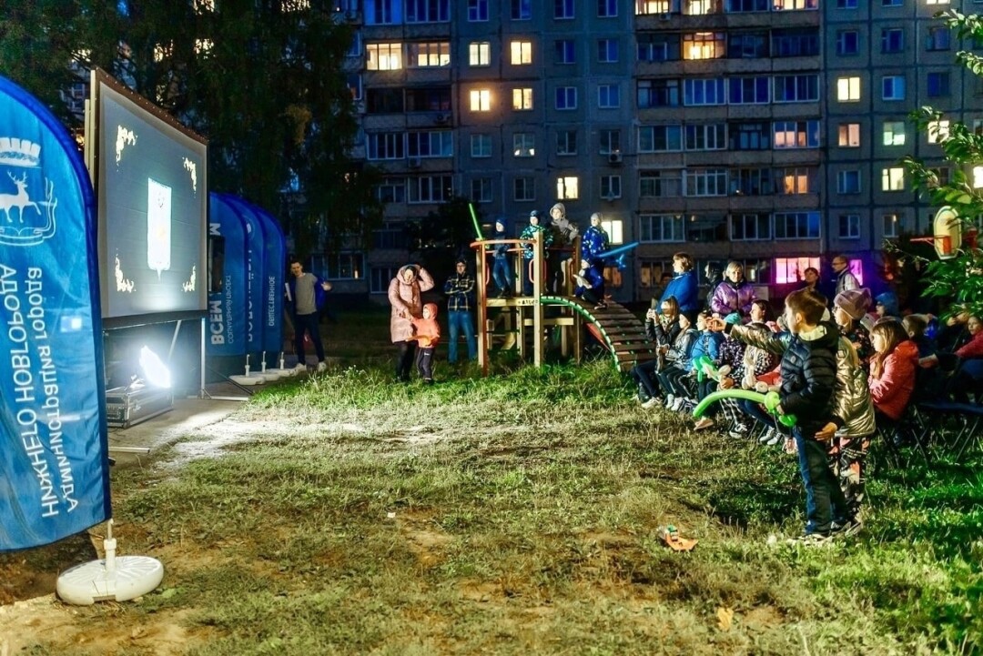 Мрачный российский город. Пацаны во дворе. Мрачные спальные районы. Всем районам всем дворам. Серые многоэтажки двор.