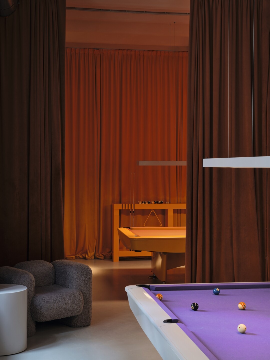 В баре-бильярдной Solids у отдельного зала Orange Room свой вход с улицы
