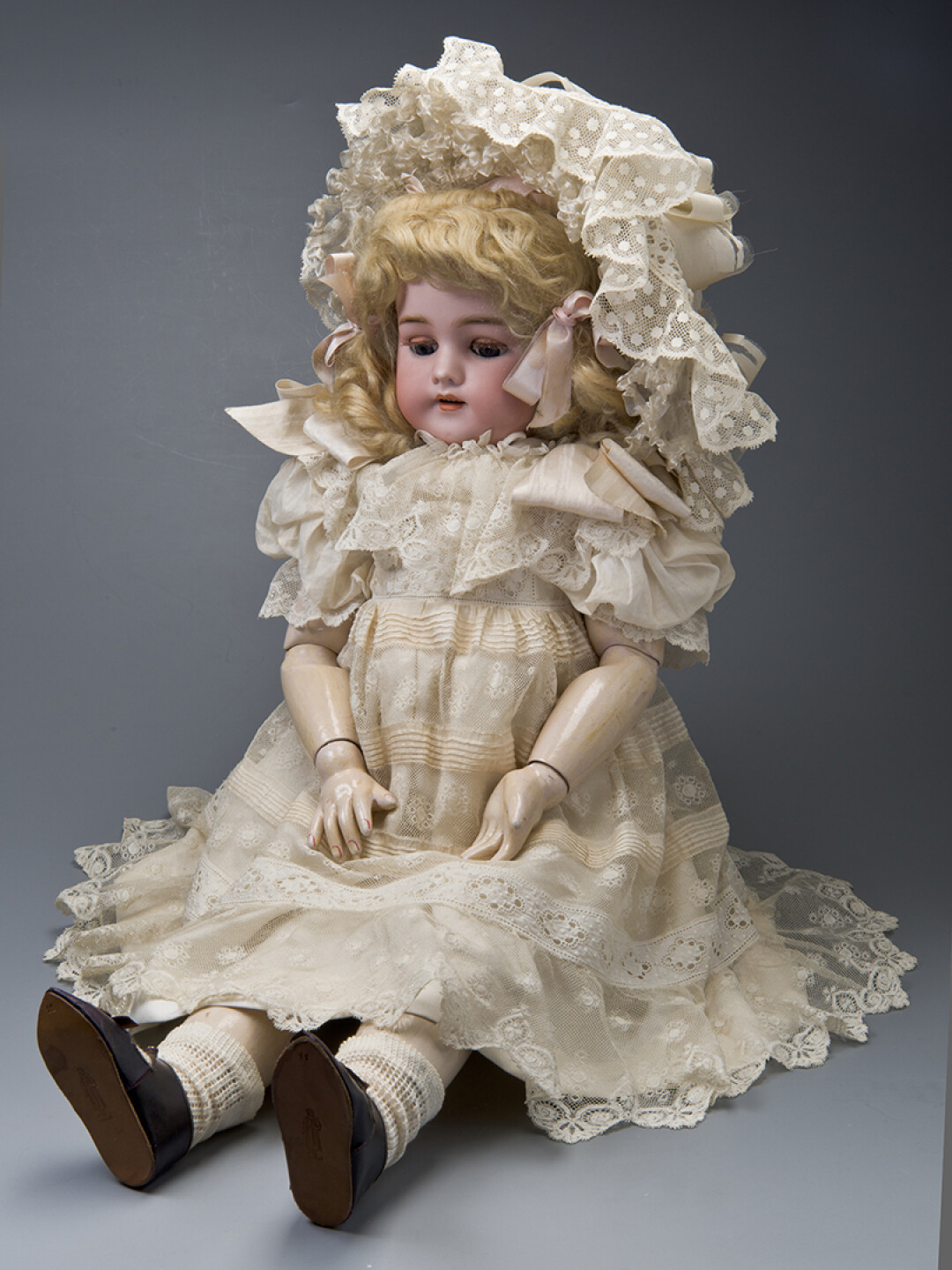 Кукла в батистовом платье на белом шелковом чехле. Принадлежала великим княжнам.