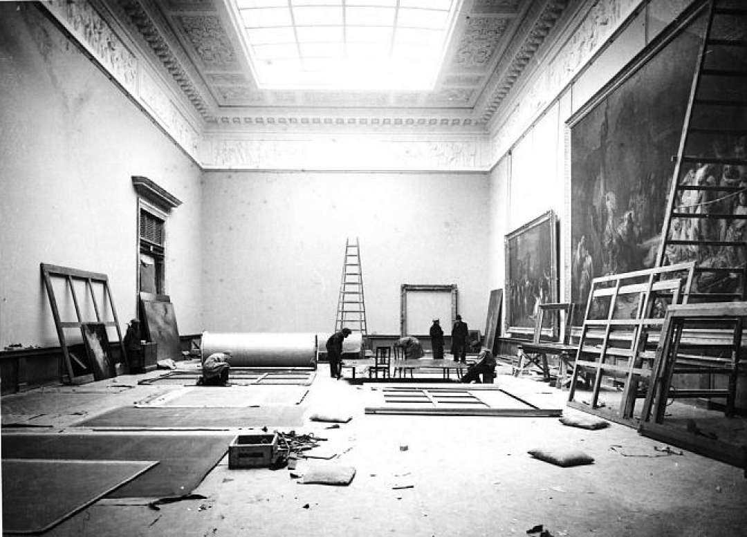 Подготовка экспонатов к развеске. 1946