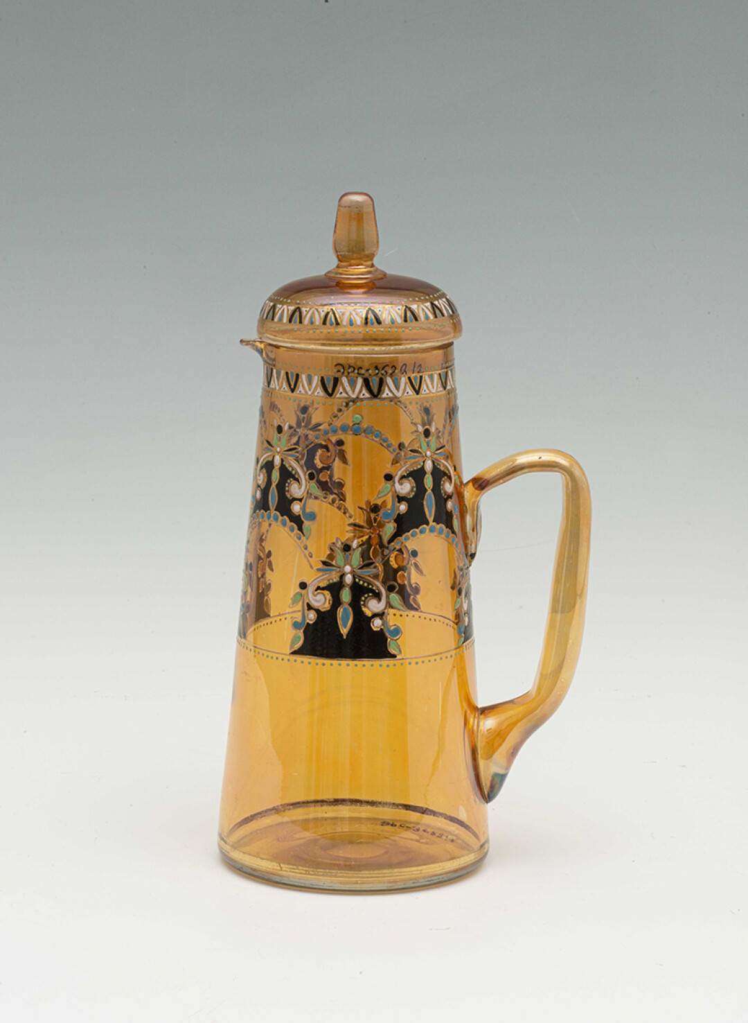 Кувшин. Россия, Дятьковский хрустальный завод. По рисунку Е. М. Бем. Стекло, эмаль. 1890-е