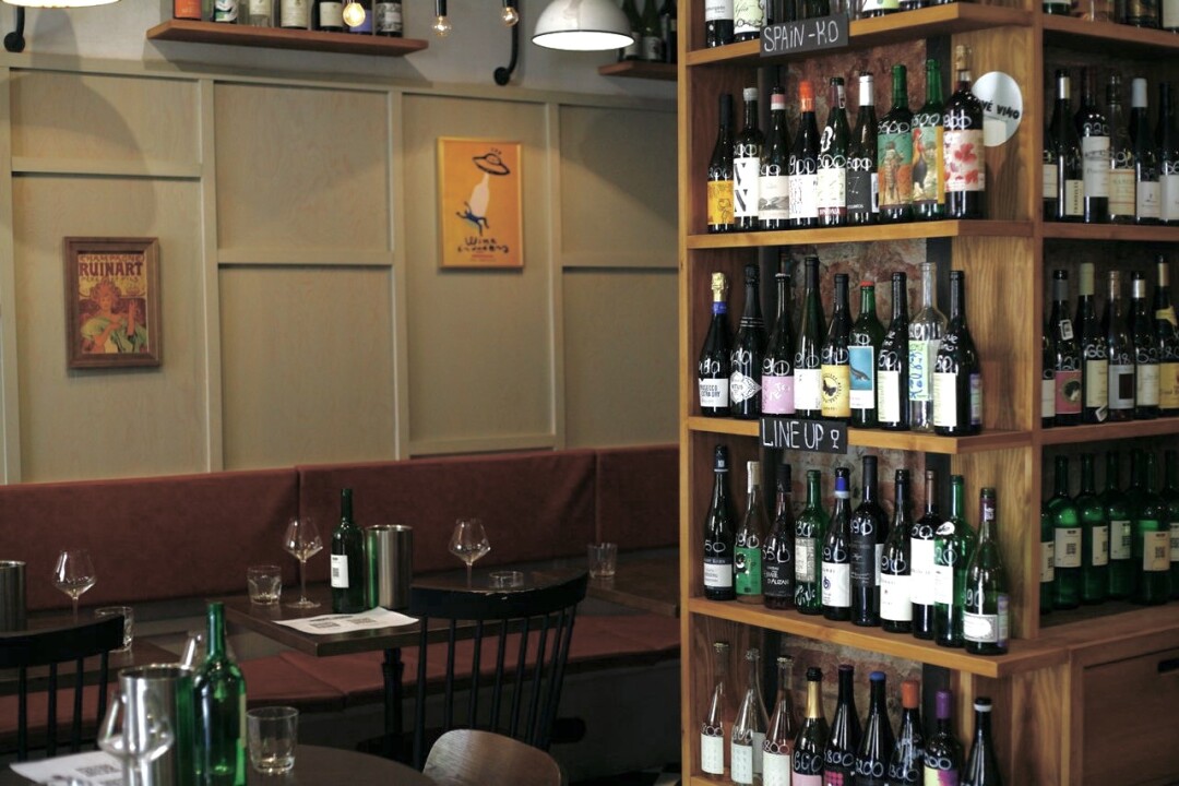 Wine bar санкт петербург. Бахус бар СПБ. Санкт-Петербург Караванная улица 7 Бахус. Винный бар Питер. St Martin бар СПБ.