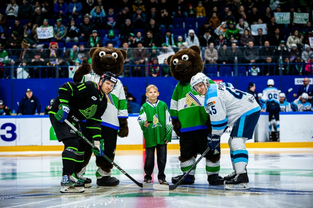 Валерий Половаев на символическом вбрасывании шайбы на домашнем матче «Салавата Юлаева»