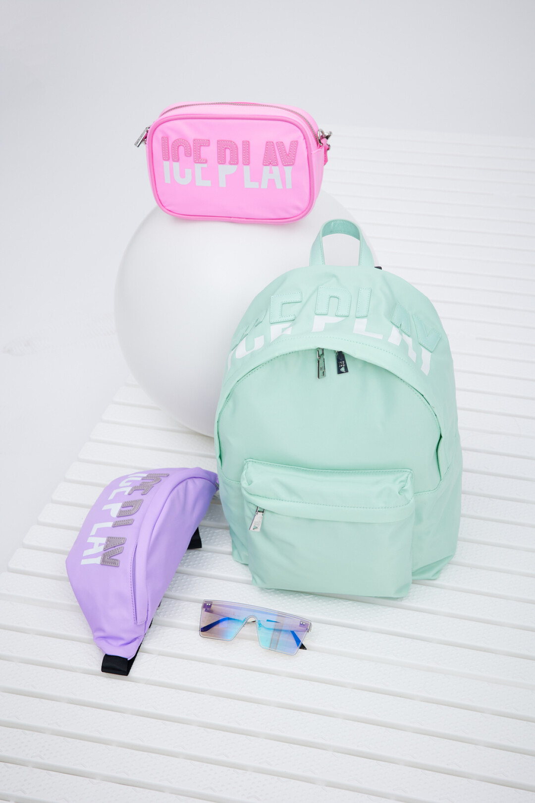 В линии аксессуаров представлены шоперы, сумки через плечо и небольшие сумки-ведра на шнурках, которые продолжают главную тему коллекции.