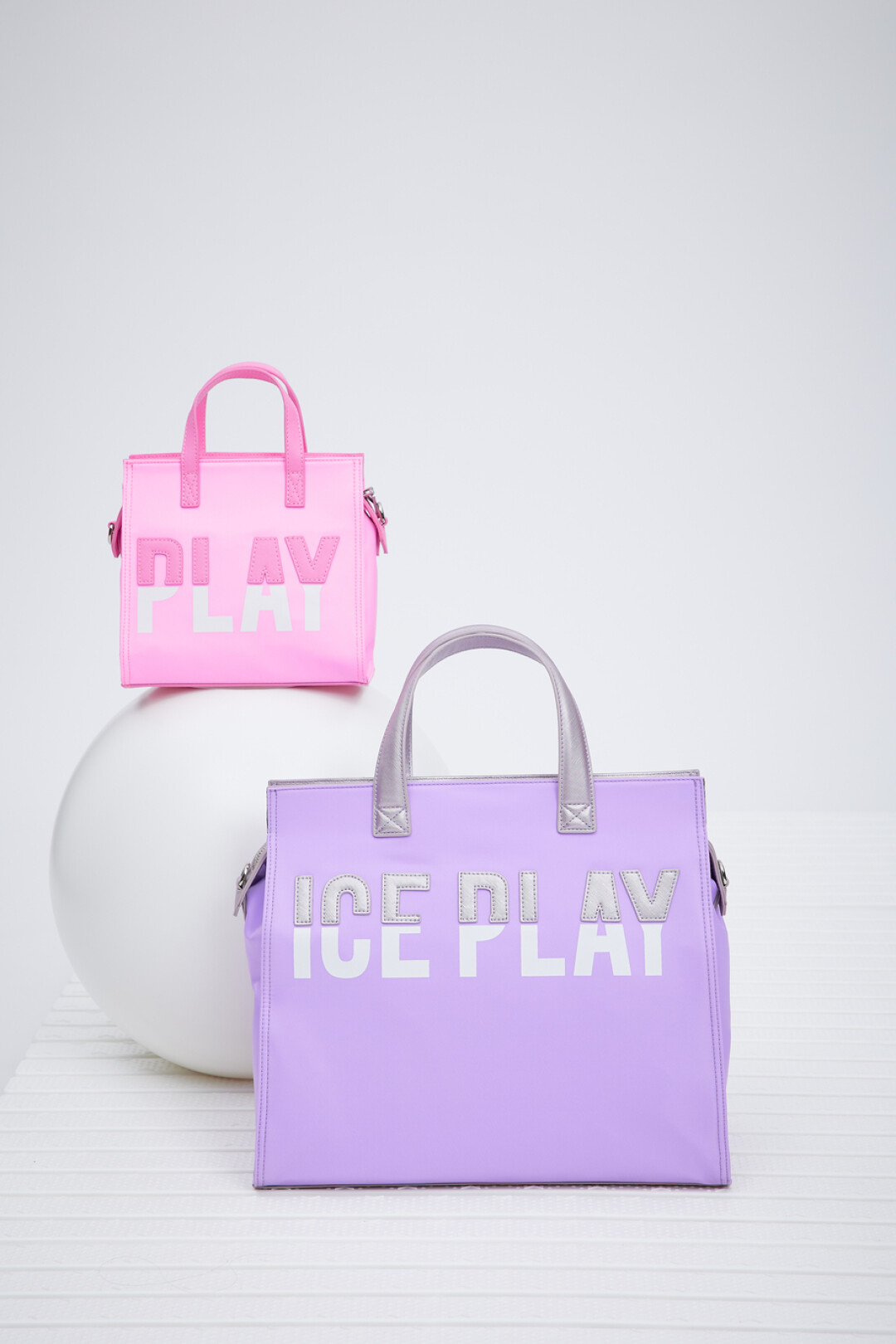 В линии аксессуаров представлены шоперы, сумки через плечо и небольшие сумки-ведра на шнурках, которые продолжают главную тему коллекции.