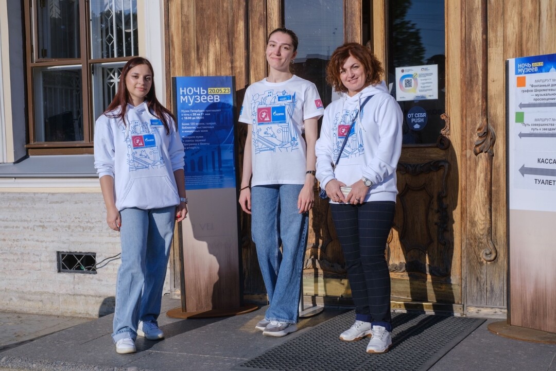 Во время «Ночи музеев» горожанам и гостям Северной столицы помогали более 70 волонтеров проекта «Друзья Петербурга». Они координировали, встречали