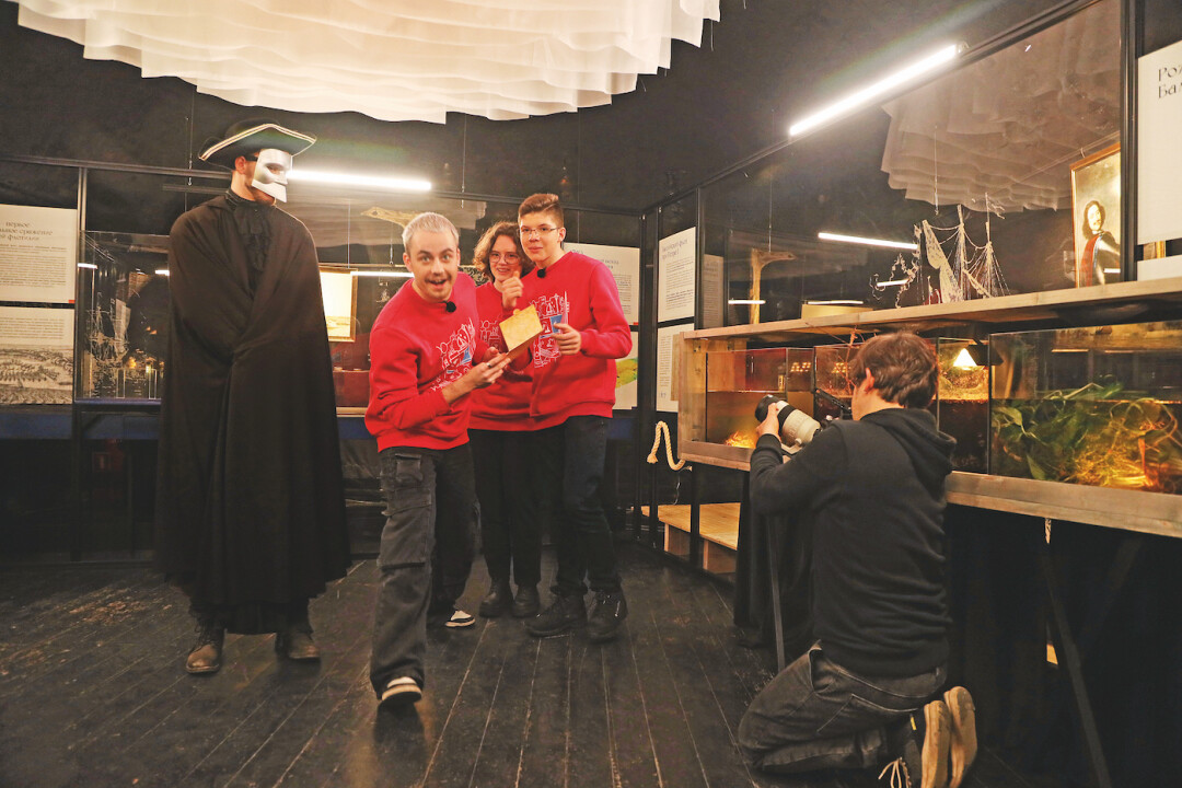 Команду «Пурпурных» в первом выпуске «Погружения» возглавил блогер и певец Герман Глас. Студенческое сообщество представила студентка Санкт