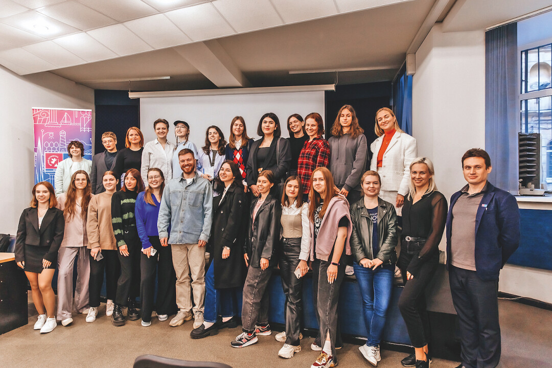 Главный редактор сайта sobaka.ru Михаил Стацюк провел в Школе новых медиа в сфере культуры мастер-класс на тему «Почему каждый из нас теперь — медиа»