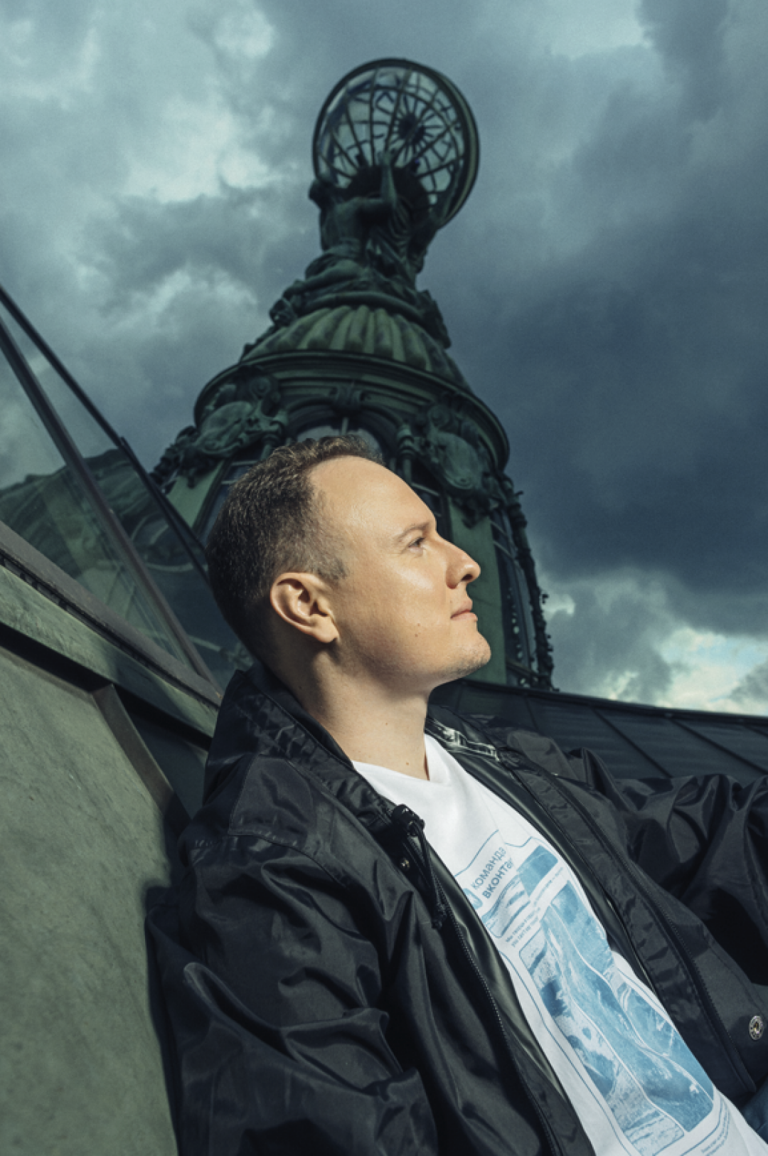 На Александре Тоболе пиджак и брюки Emporio Armani (Babochka)