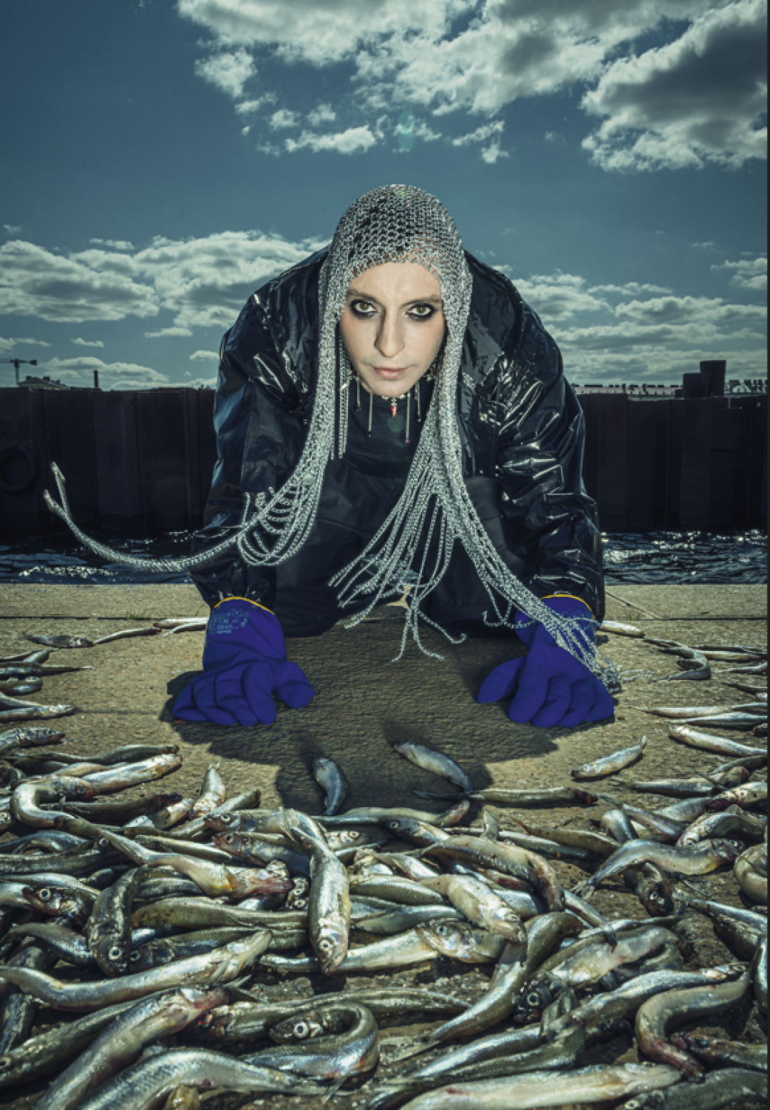 На Илье Деле кольчуга Nevoda.Store, футболка, брюки, таби Bat Norton, плащ Comme des Garçons (Pif Paf Supershop), украшение neglassstore