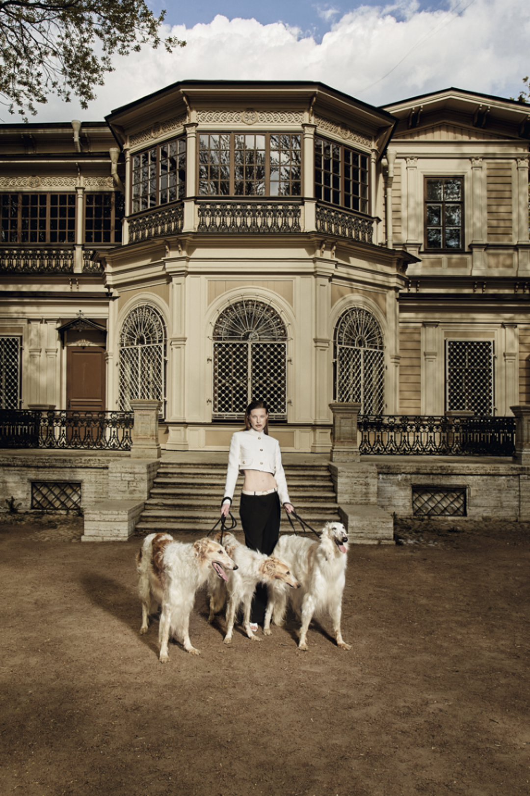 На Аглае: брюки, ремень, жакет и серьги Love Republic, босоножки TOPTOP