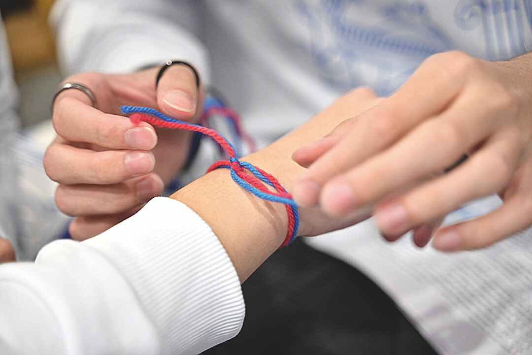 Браслет участника проекта «Друзья Петербурга» представляет две переплетенные нити синего и пурпурного цвета. Пурпурный цвет символизирует достоинство