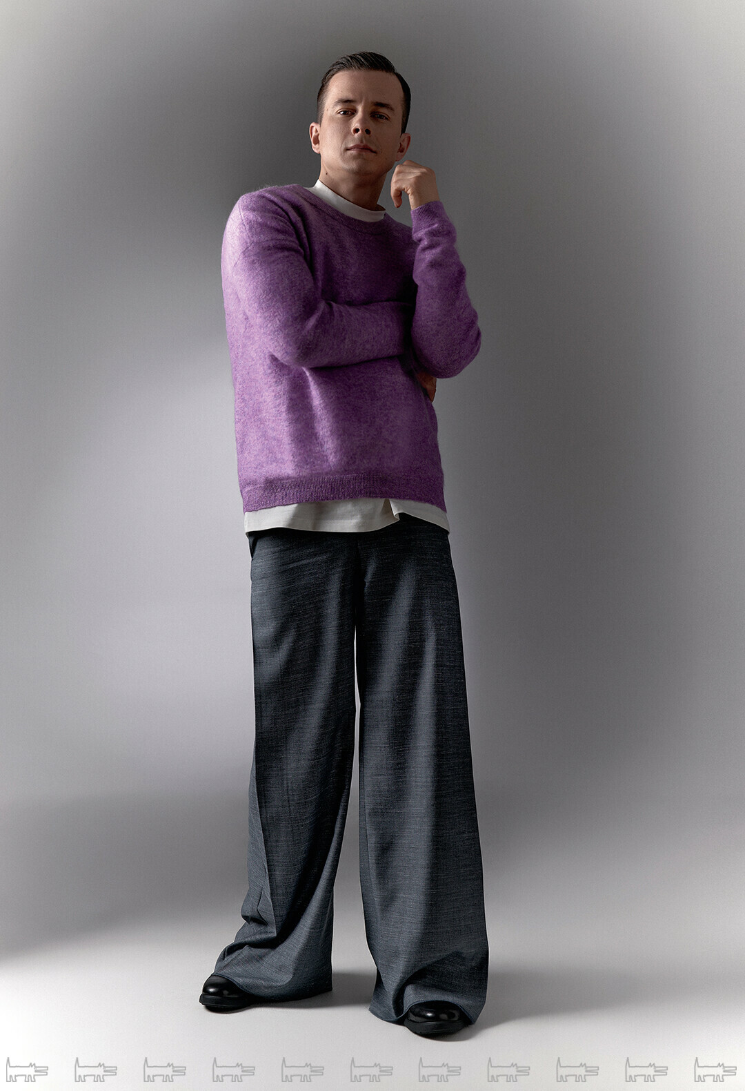 На Глебе Макшакове: брюки House of Leo, футболка SHU, свитер Iron by Mironova, оксфорды Geox