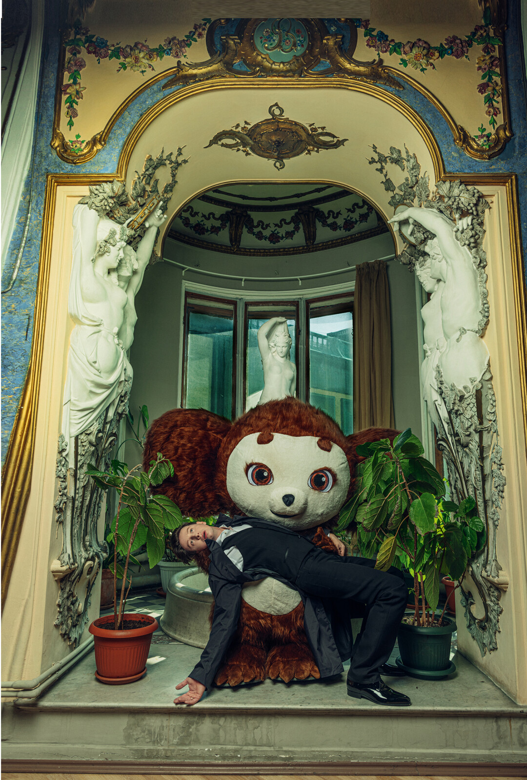 Плащ SHU, смокинг HIS STORY, рубашка и туфли BOGGI MILANO