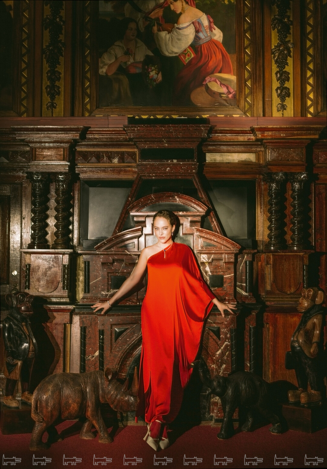 Колье, серьги и браслет ALROSA DIAMONDS, платье KARL LAGERFELD, туфли «ЭКОНИКА»