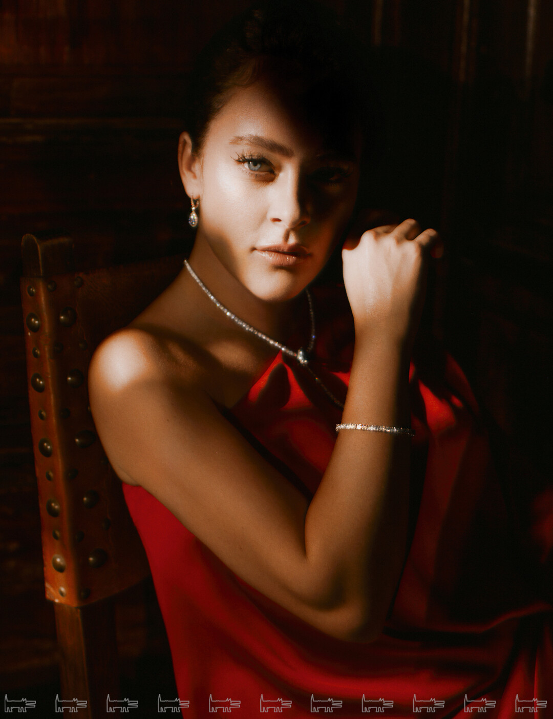 Колье, серьги и браслет ALROSA DIAMONDS, платье KARL LAGERFELD