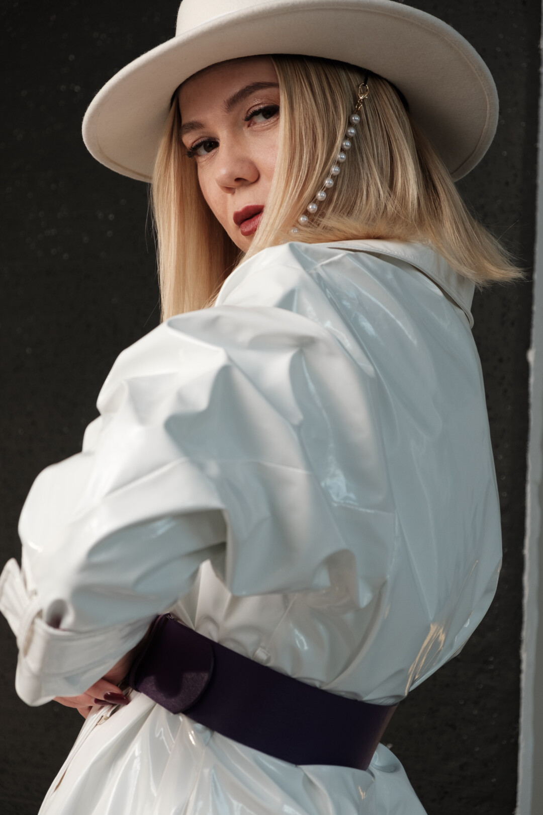 Плащ Pur Pudra, шляпа Canotier, пояс Ticitorch (все — Galleria Russian Brands)