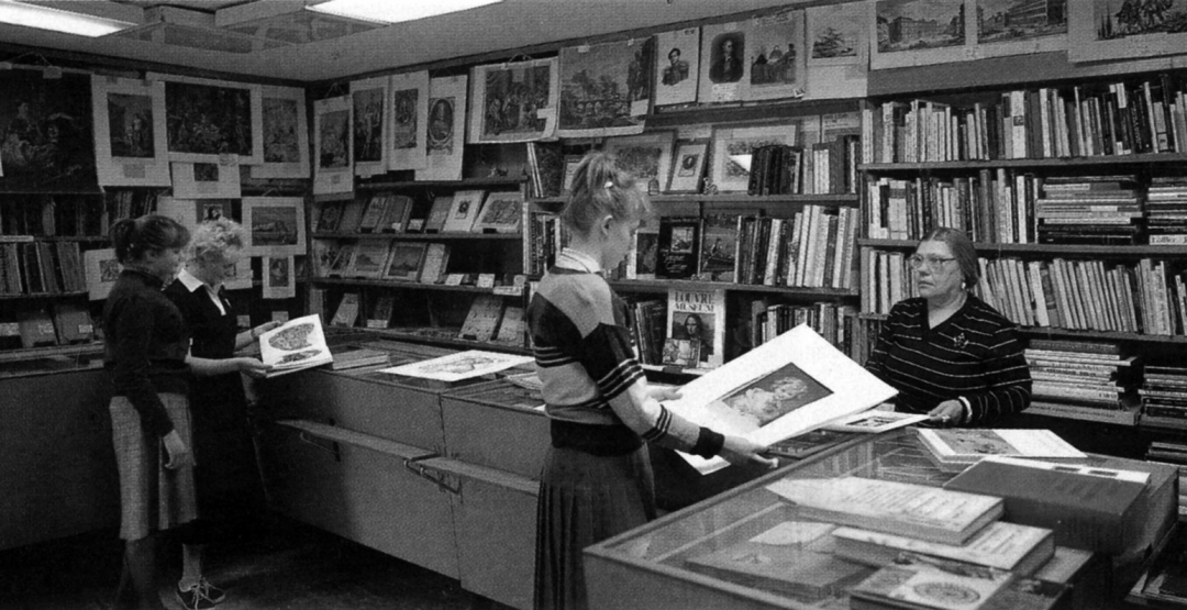 Магазин «Букинист» в Столешниковом переулке, д. 14, и А. Ф. Мосина за прилавком (из буклета 1986 года).