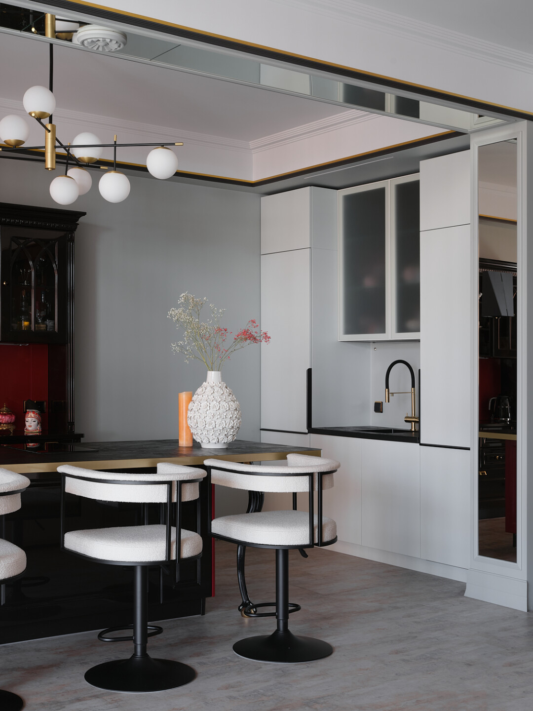 В кухне изогнутые карнизы «Европласт» под цвет стен визуально увеличивают помещение и делают его более просторным, «Элит Декор»