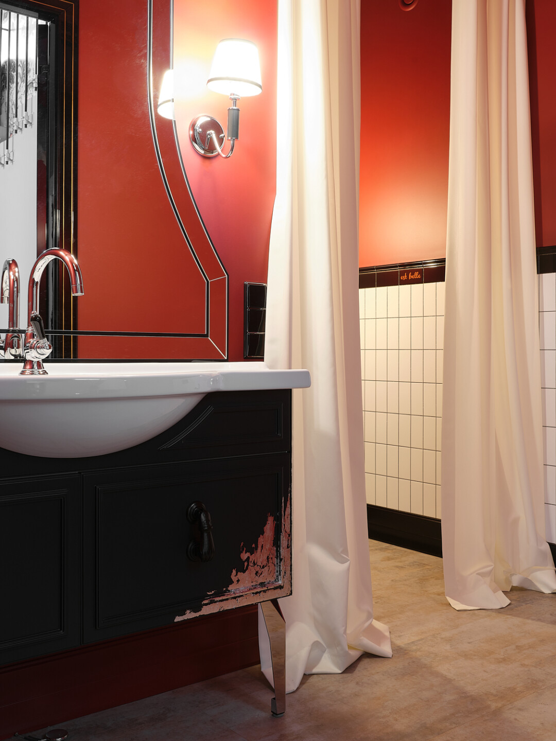 Белая плитка придает ванной комнате элегантность и легкость. Визуально увеличивает пространство, сочетая в себе функциональность и эстетическую