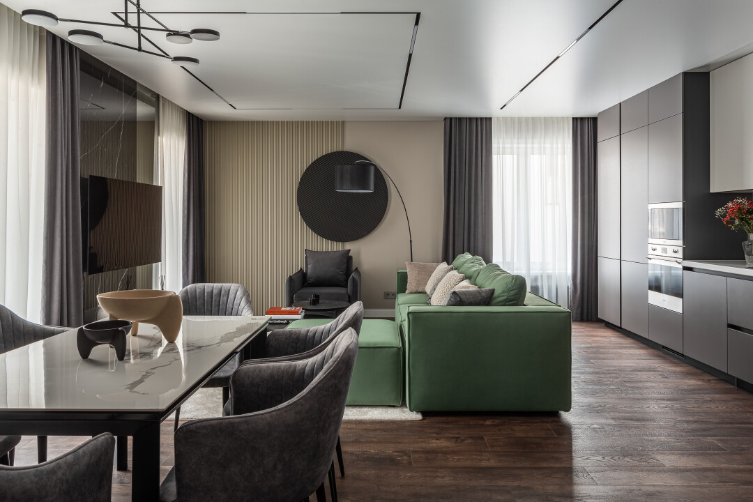 Декоративные подушки в гостиной гармонично перекликаются с оттенком кухни и декоративного панно с подсветкой, A.CLEO