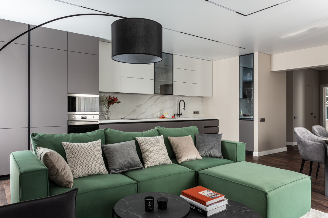 Минималистичная корпусная мебель для кухни выполнена из эмали коллекции RENNER с акриловым искусственным камнем и укомплектована фурнитурой BLUM