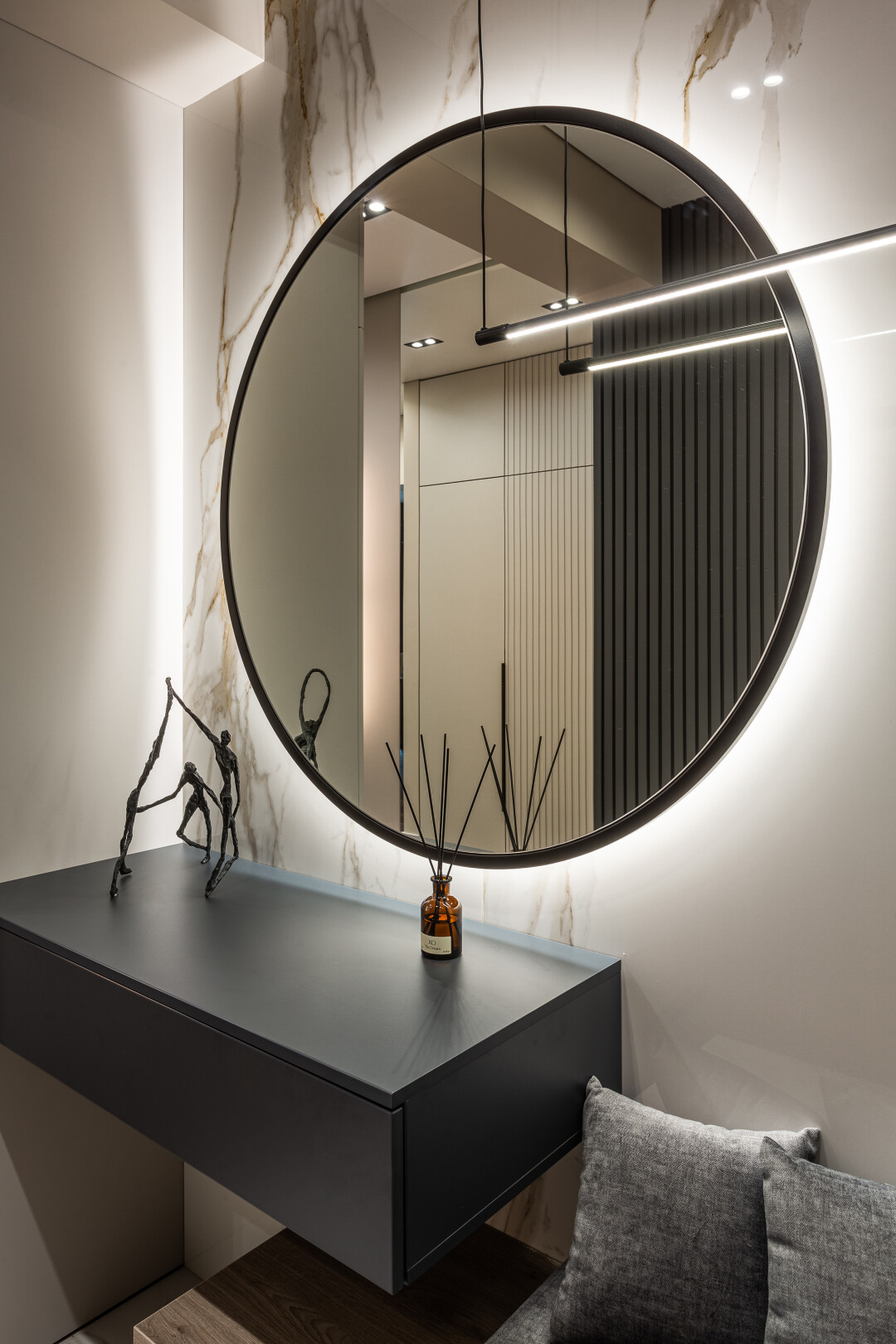 Элегантная мебель в холле соответствует современным тенденциям, а геометрические линии фасада и черные шлифовочные ручки подчеркивают его