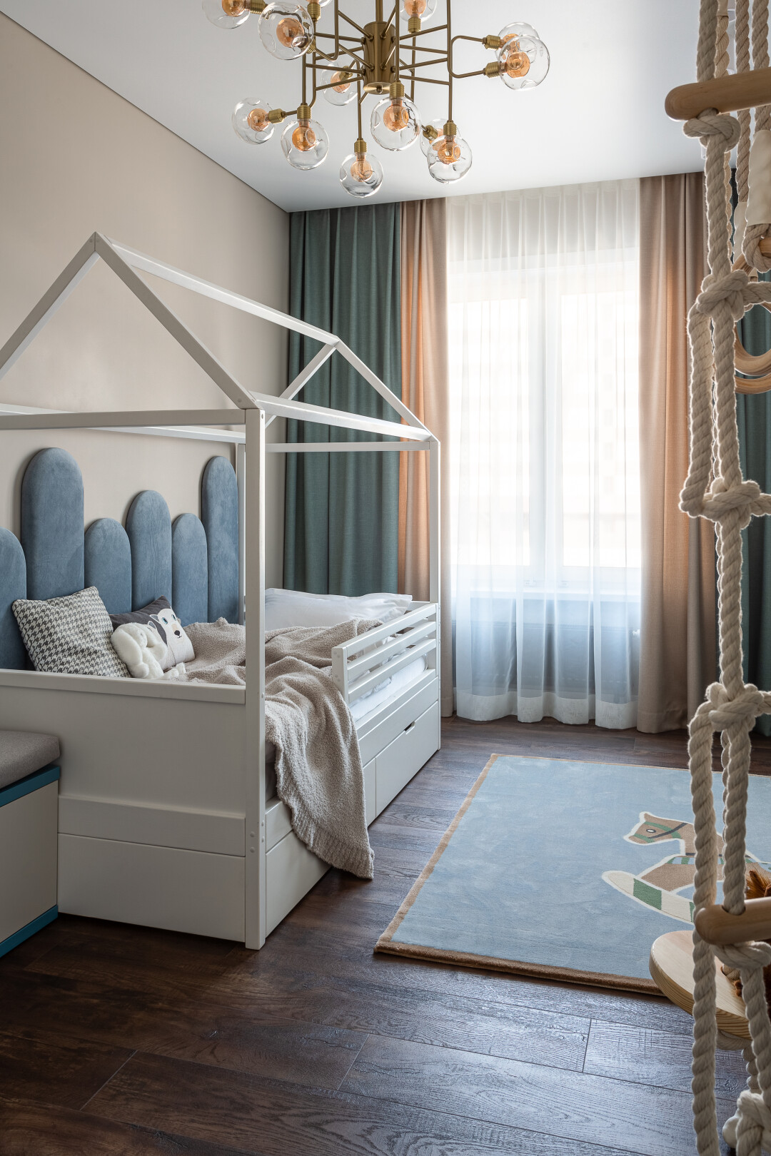 Удобный и практичный шкаф белого цвета идеально вписывается в интерьер и вмещает в себя «тысячу вещей», «Гранат»