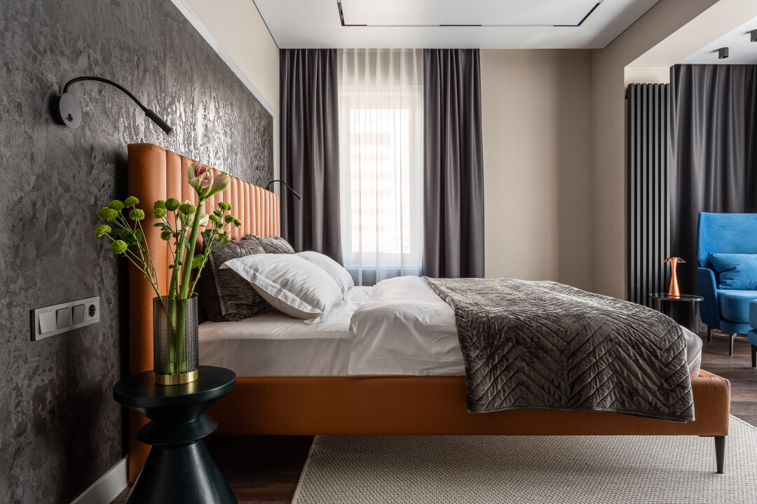 Акцентные покрывала и подушки подчеркивают оригинальную концепцию интерьера, A.CLEO Декоративная покраска «Травертин» имитирует облицовку стены из