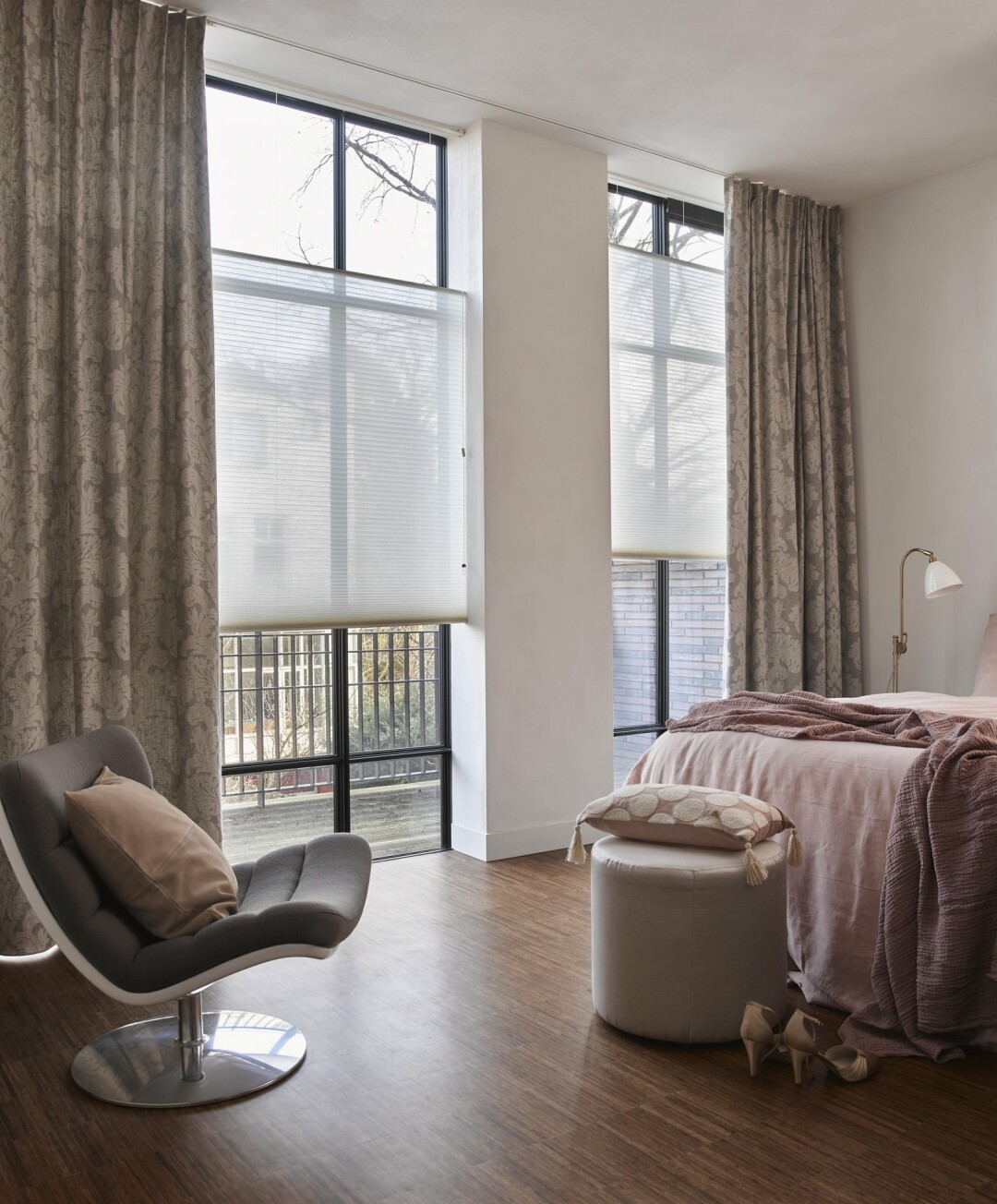 Вместо тюли можно комбинировать рулонные и классические шторы