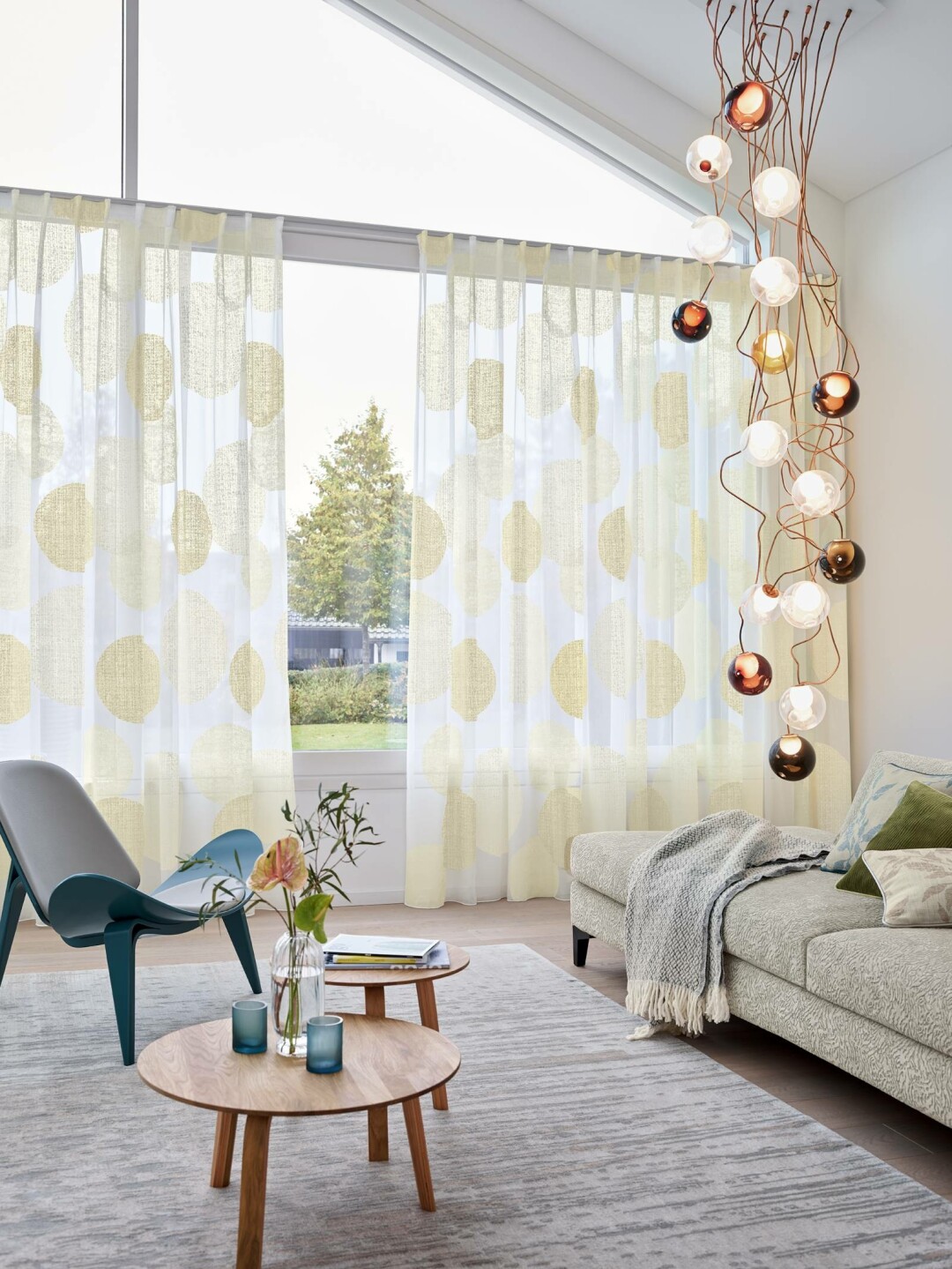 Лучше подбирать оттенок штор с учетом цветов мебели и стен