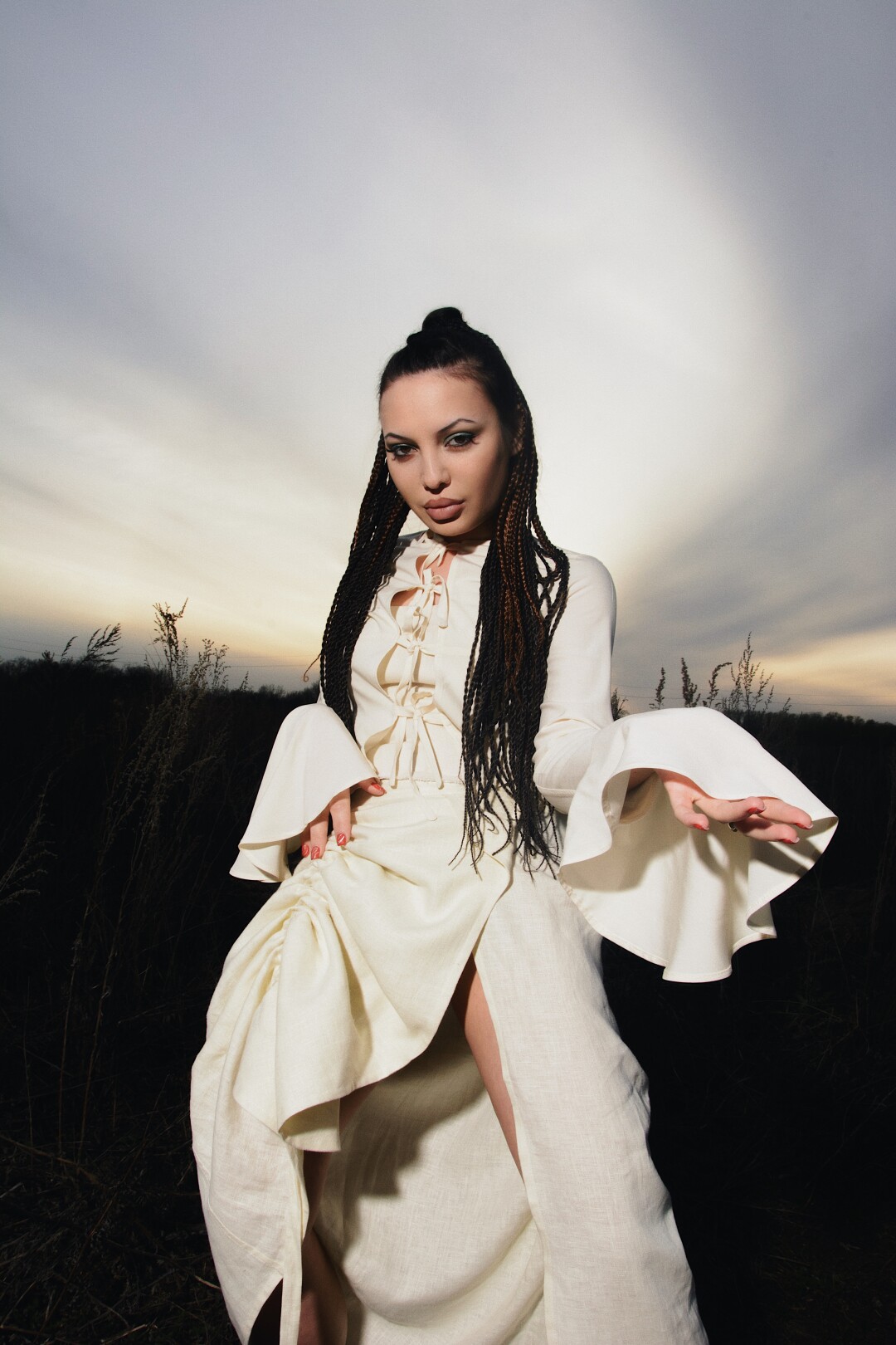 Блуза по индивидуальному эскизу – от 7 000 рублей, юбка из капсульной коллекции Exploring