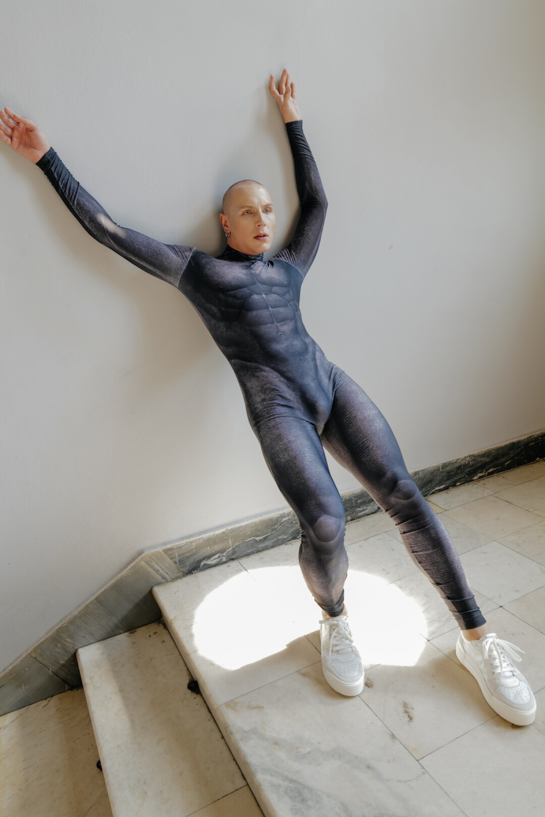 Саша Перцев в белых кроссовках от VIC MATIE’.