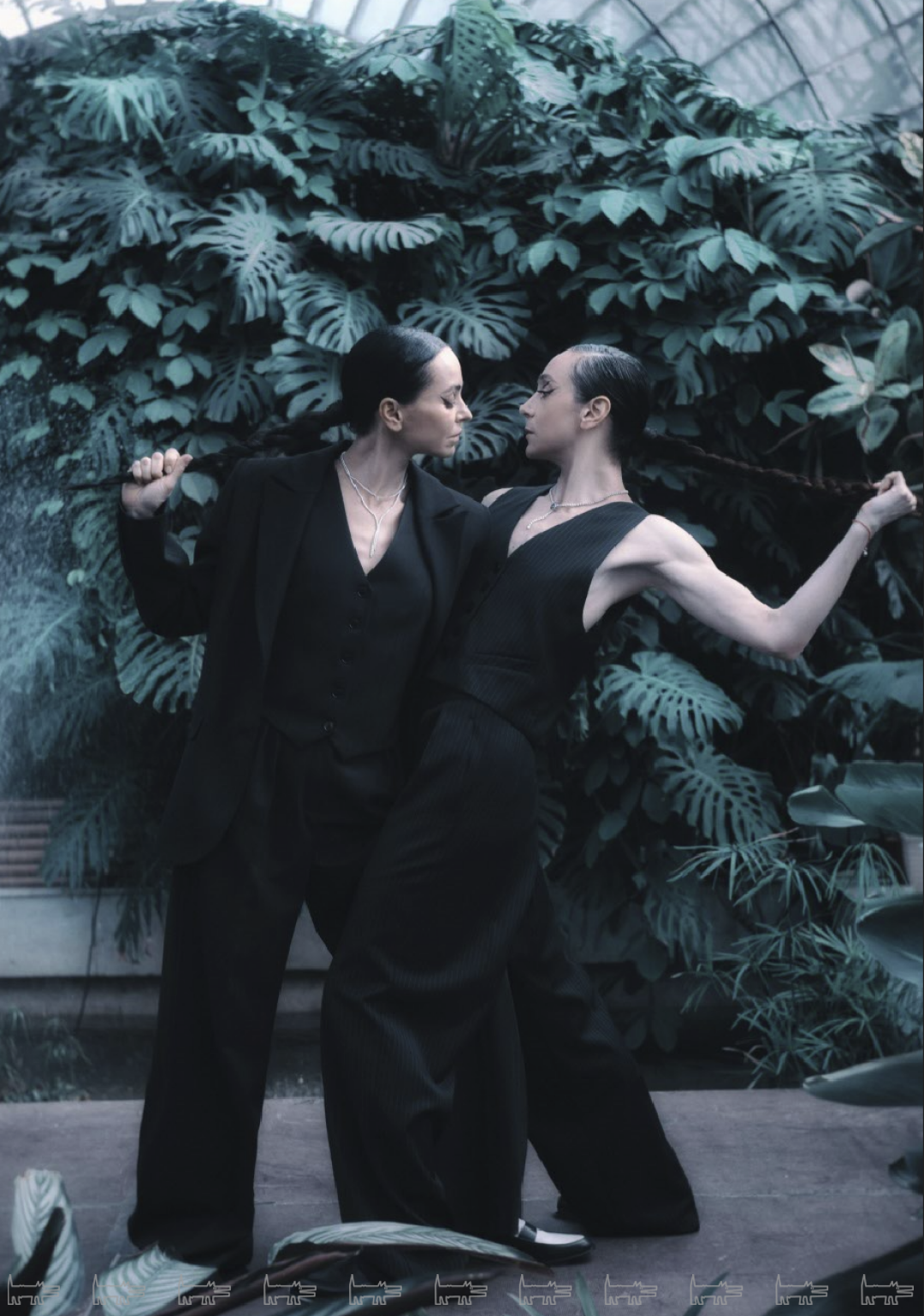 На Диане: два колье Alrosa Diamonds, костюм Lesyanebo, лоферы Pantanetti (NO ONE). На Дарье: колье Alrosa Diamonds, костюм Lesyanebo