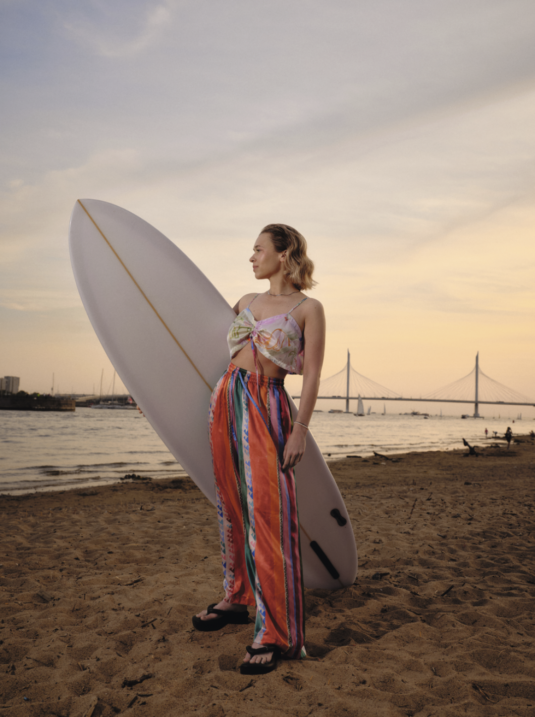 Анна Баркова. На Ане: топ Lucky charm в принте Caravan и пижамные брюки Weekend в принте Casablanca Any Wowzers, вьетнамки IRNBY, цепочка и браслеты Ekaterina