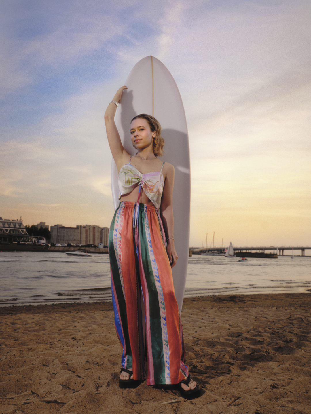 Анна Баркова. На Ане топ Lucky charm в принте Caravan и пижамные брюки Weekend в принте Casablanca Any Wowzers, вьетнамки IRNBY, цепочка и браслеты Ekaterina