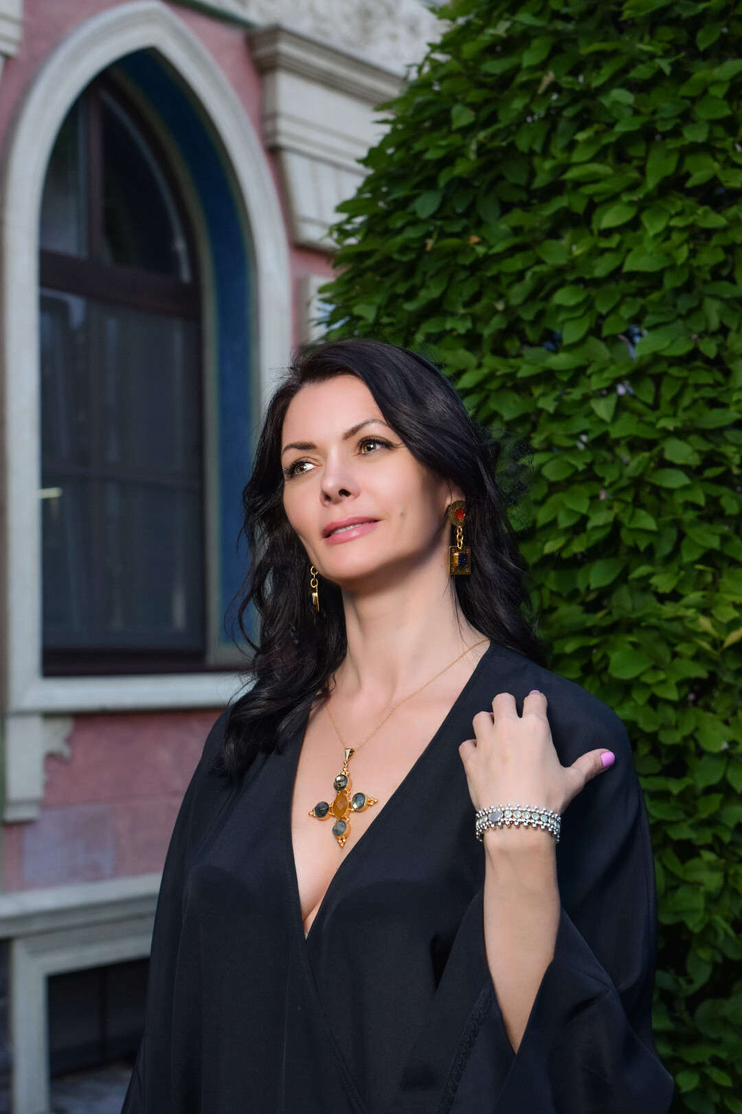 Елена Деликатная Основатель студии креативного дизайна Delikatnaya-Krasota Подвеска-крест Lisa Smith, браслет Philippe Audibert