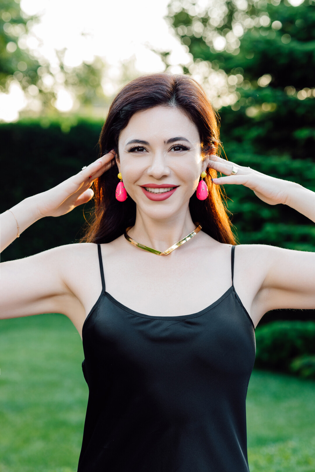 Юлия Осташевская Врач-дерматолог, косметолог Cерьги Eshvi, чокер Lisa Smith, кольцо Ms. Marble