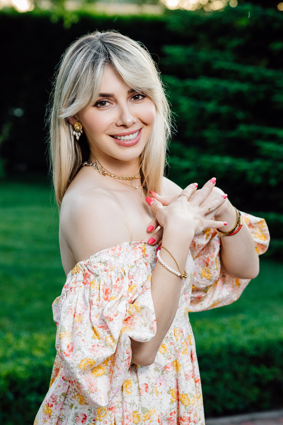 Светлана Лютова Врач-косметолог, дерматолог и лазеротерапевт Браслет Seed Bead, кольца Moonka, кольцо Phenomenal Studio, на шее два браслета Philippe