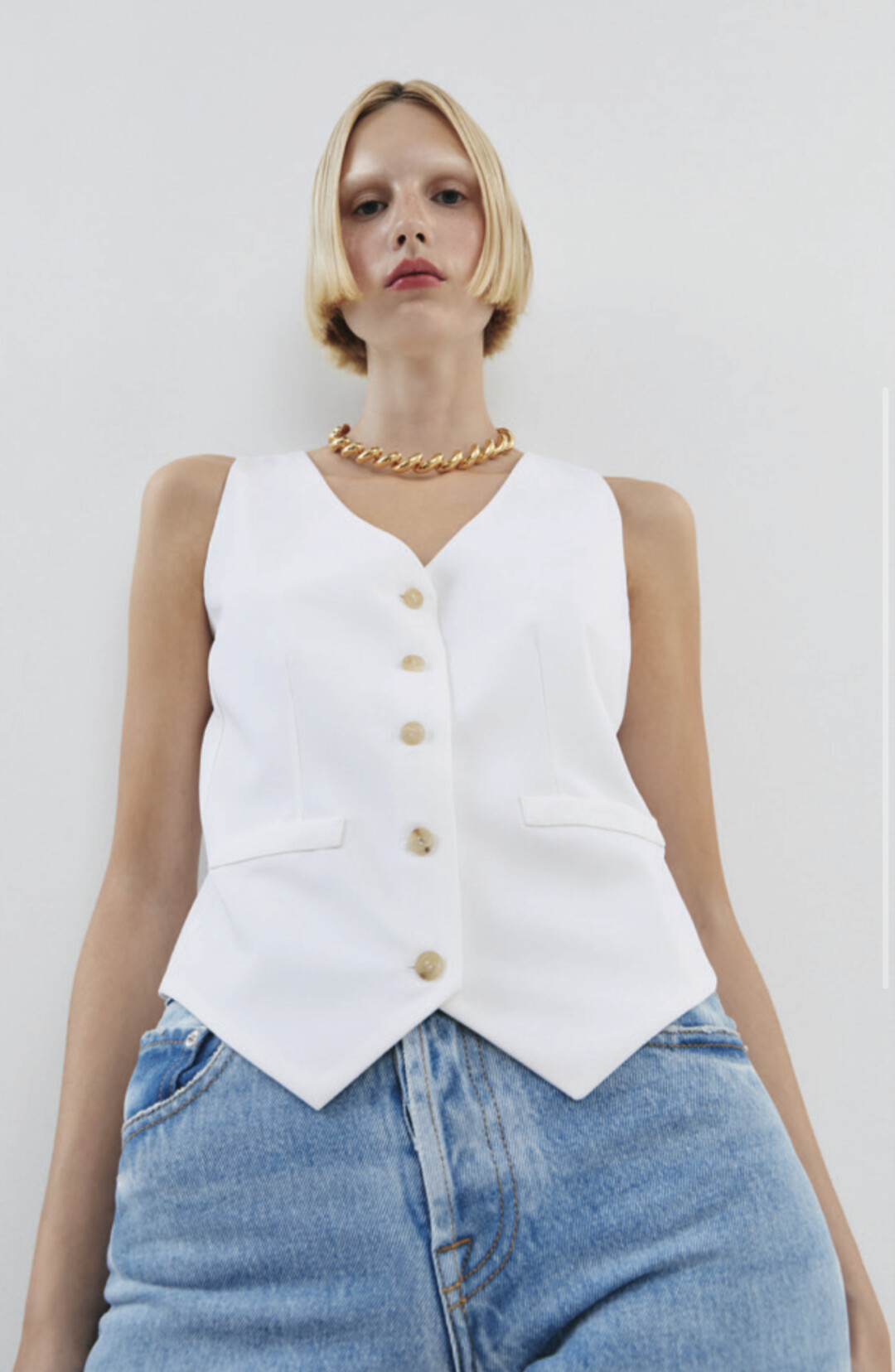 Жилет Armarium, ДЛТ, 58 950 руб., джинсы Armarium, ДЛТ, 46 350 руб.