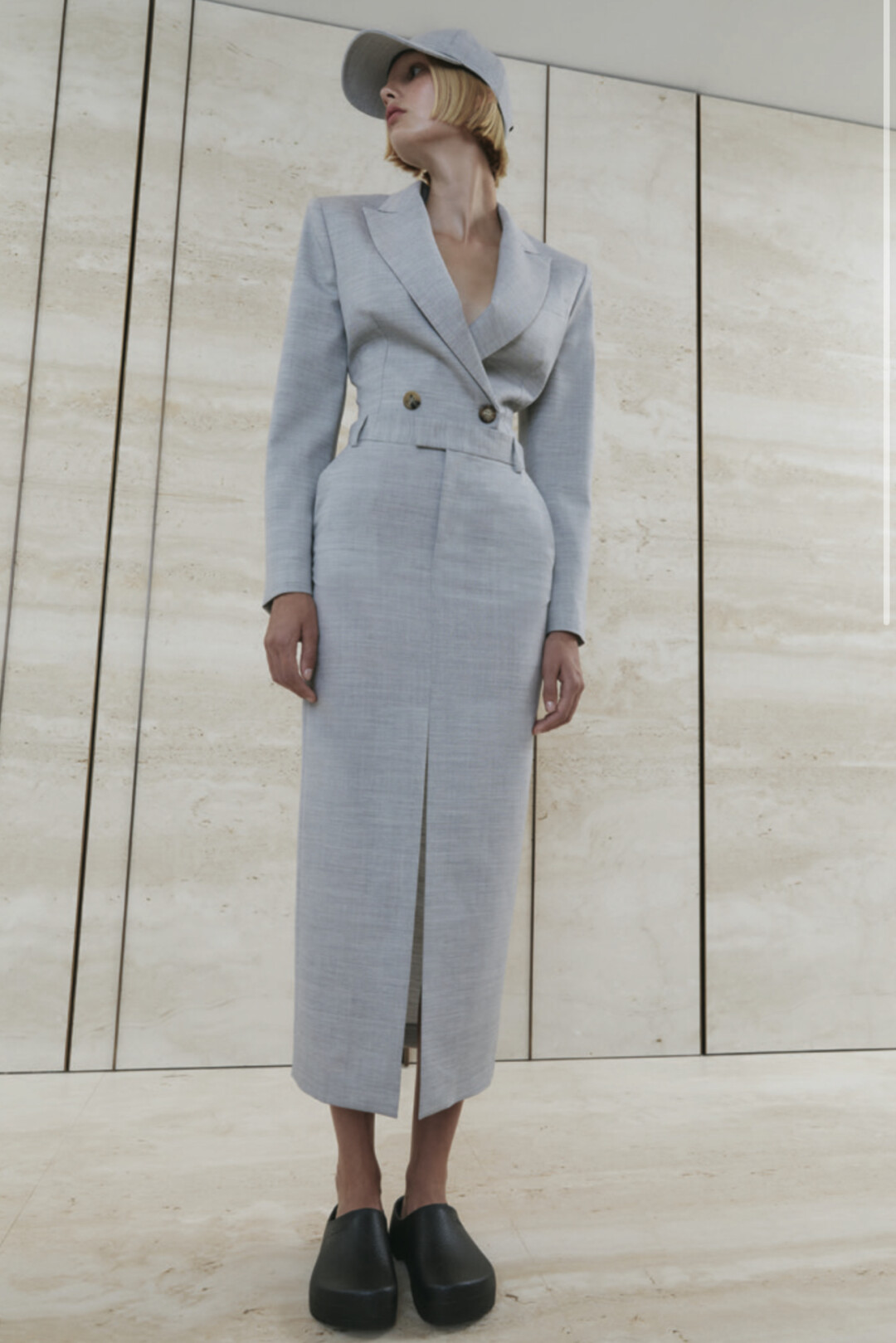 Юбка Armarium, ДЛТ, 59 550 руб., бейсболка Armarium, ДЛТ, 28 650 руб.