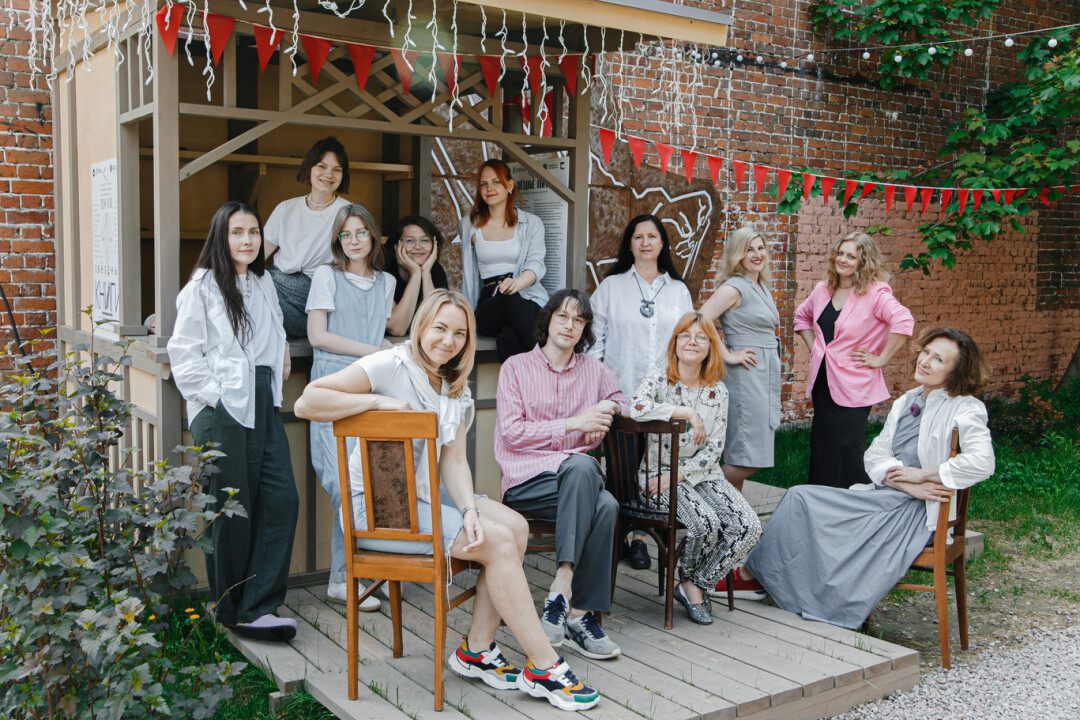 Верхний ряд: Стася Карпова, Ира Сова, Полина Ананьева, Вера Шеина, Серафима Калякина, Евгения Джабазян, Юлия Серебрякова, Лилия Широкова. Нижний ряд