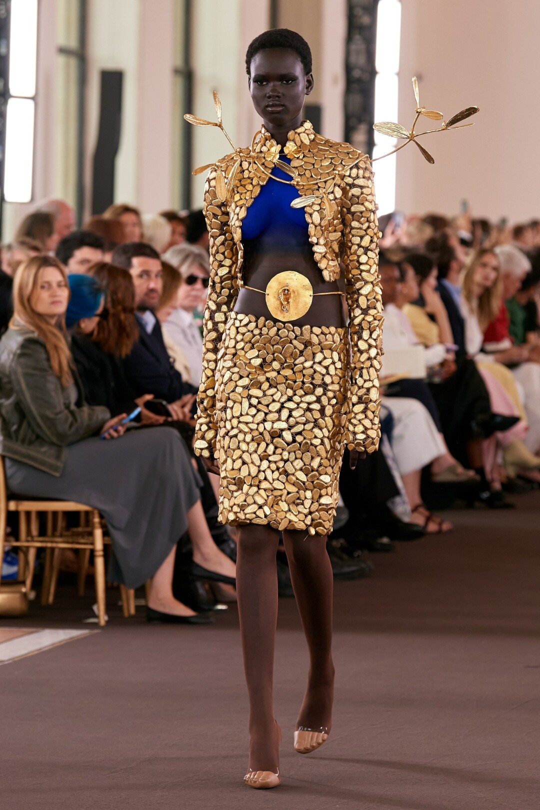У Schiaparelli - инопланетяне, у Dior - новая версия нью-лук, у Chanel - воротни
