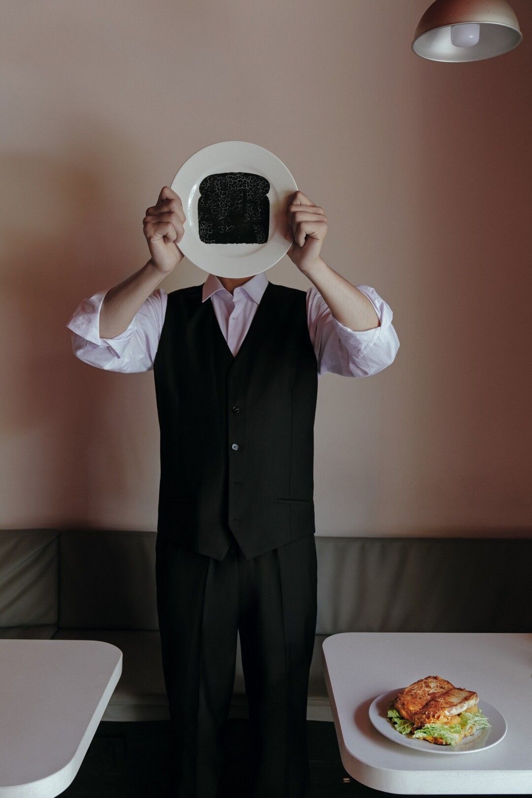 Ваня Бойко с тарелкой «Черный бутерброд» из совместной коллекции «Бутербродной» и проекта y.object. На Ване: жилет, брюки и рубашка HIS STORY